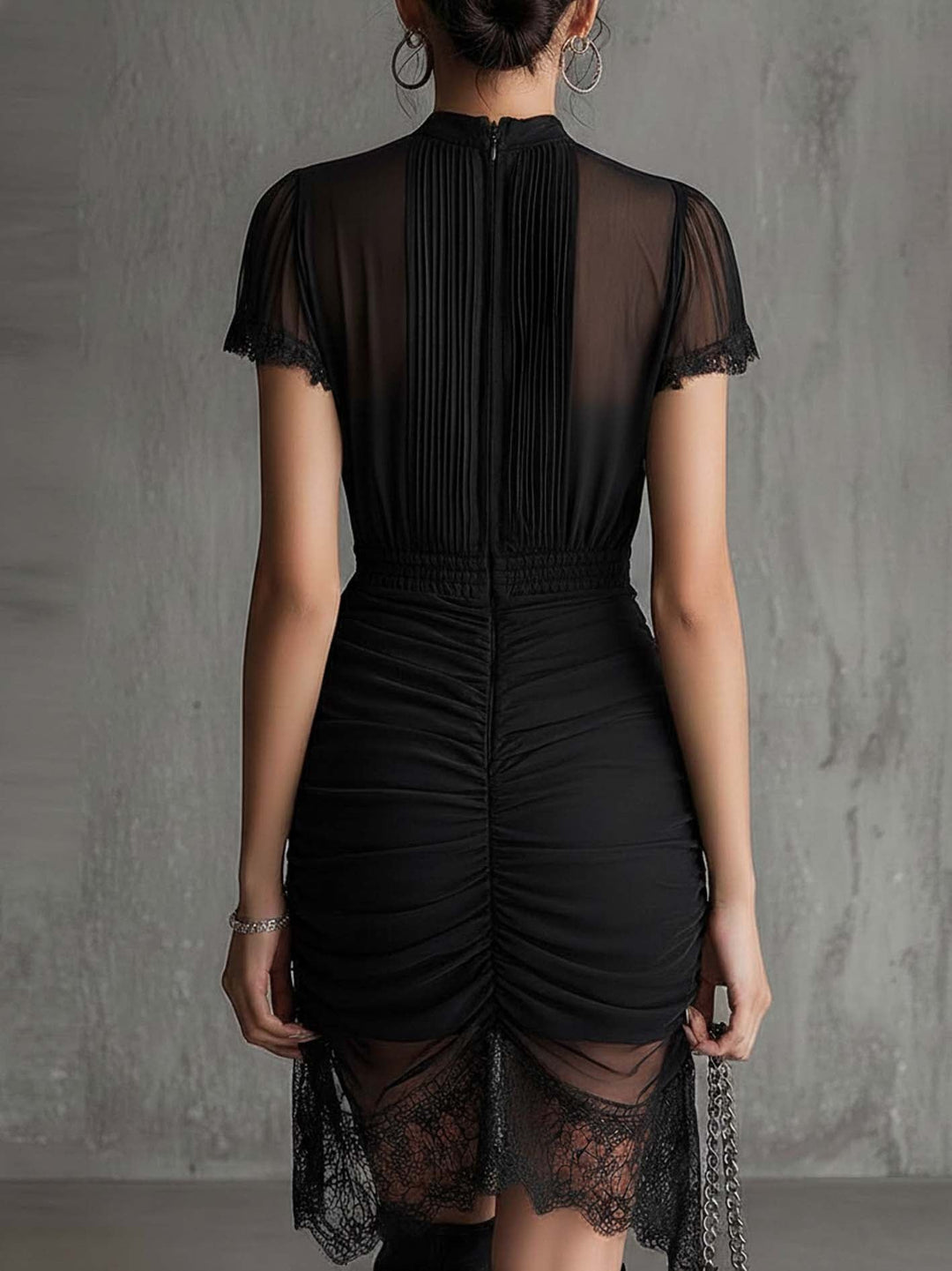 La robe noire plissée en dentelle