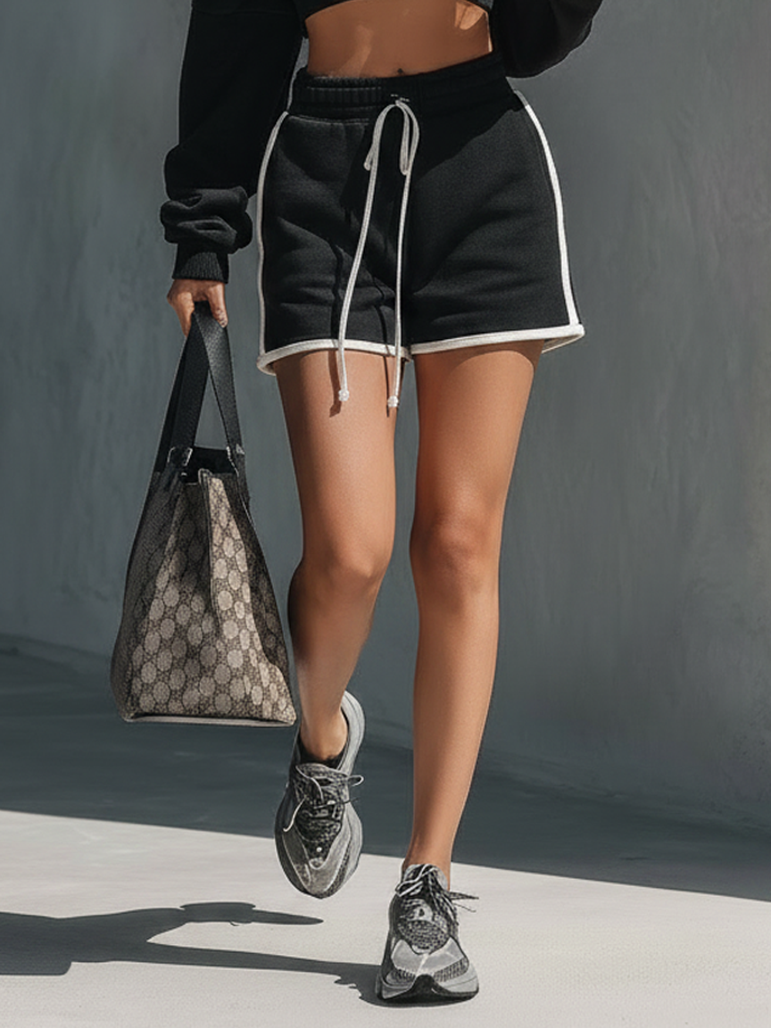 Sada šortek s bílým lemováním ve stylu athleisure