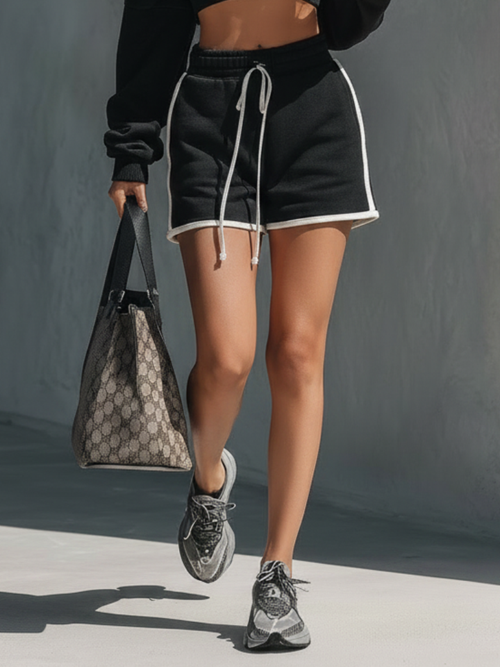 Sada šortek s bílým lemováním ve stylu athleisure
