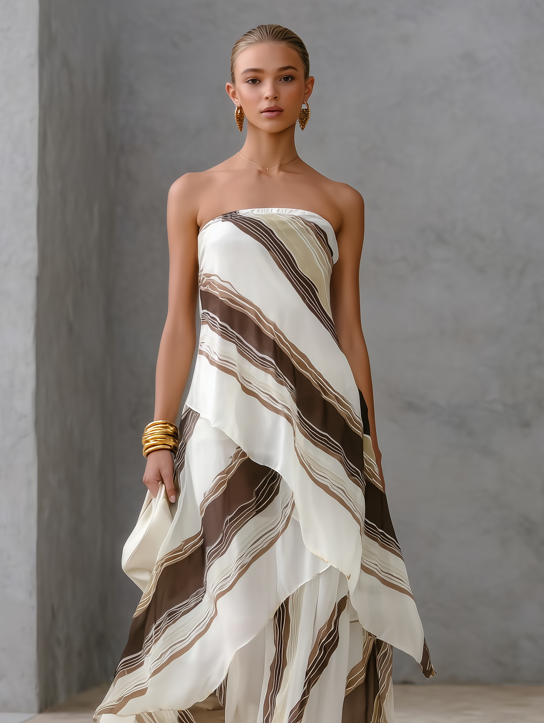 Abito lungo senza spalline in chiffon a righe