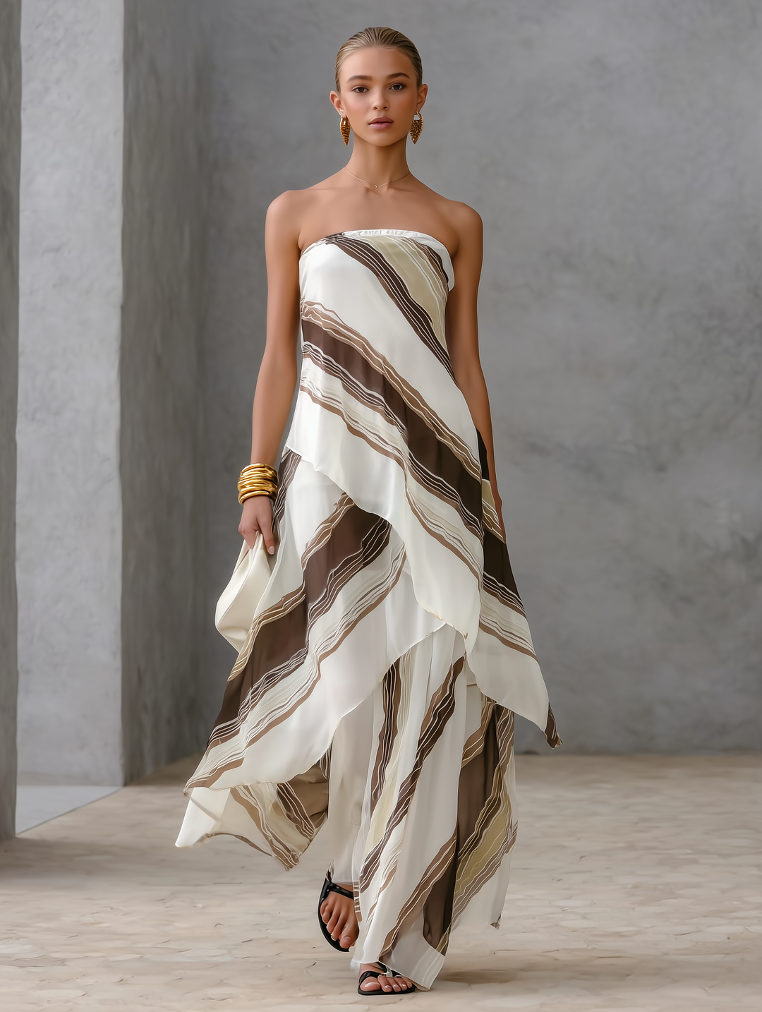 Abito lungo senza spalline in chiffon a righe