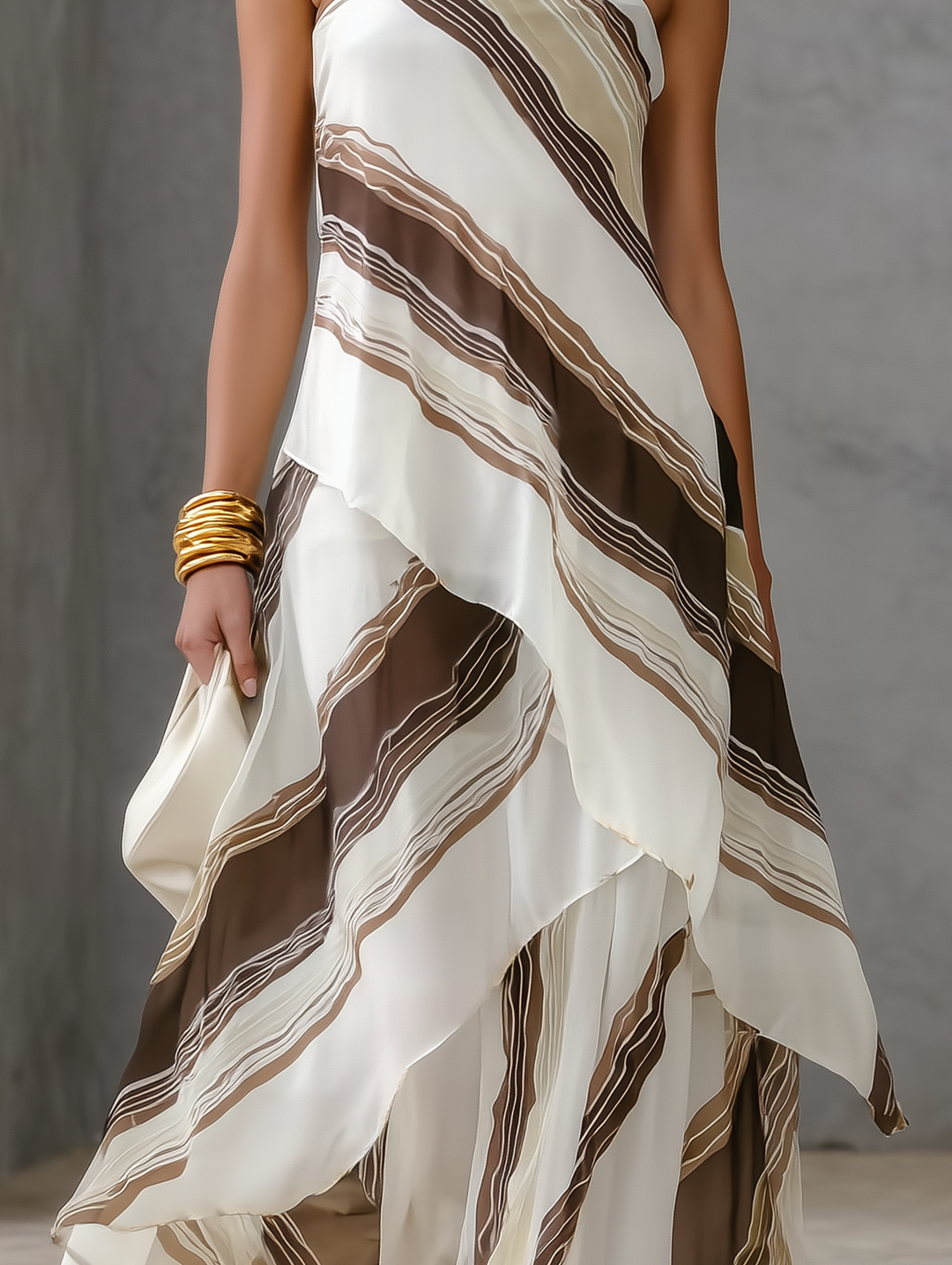 Abito lungo senza spalline in chiffon a righe