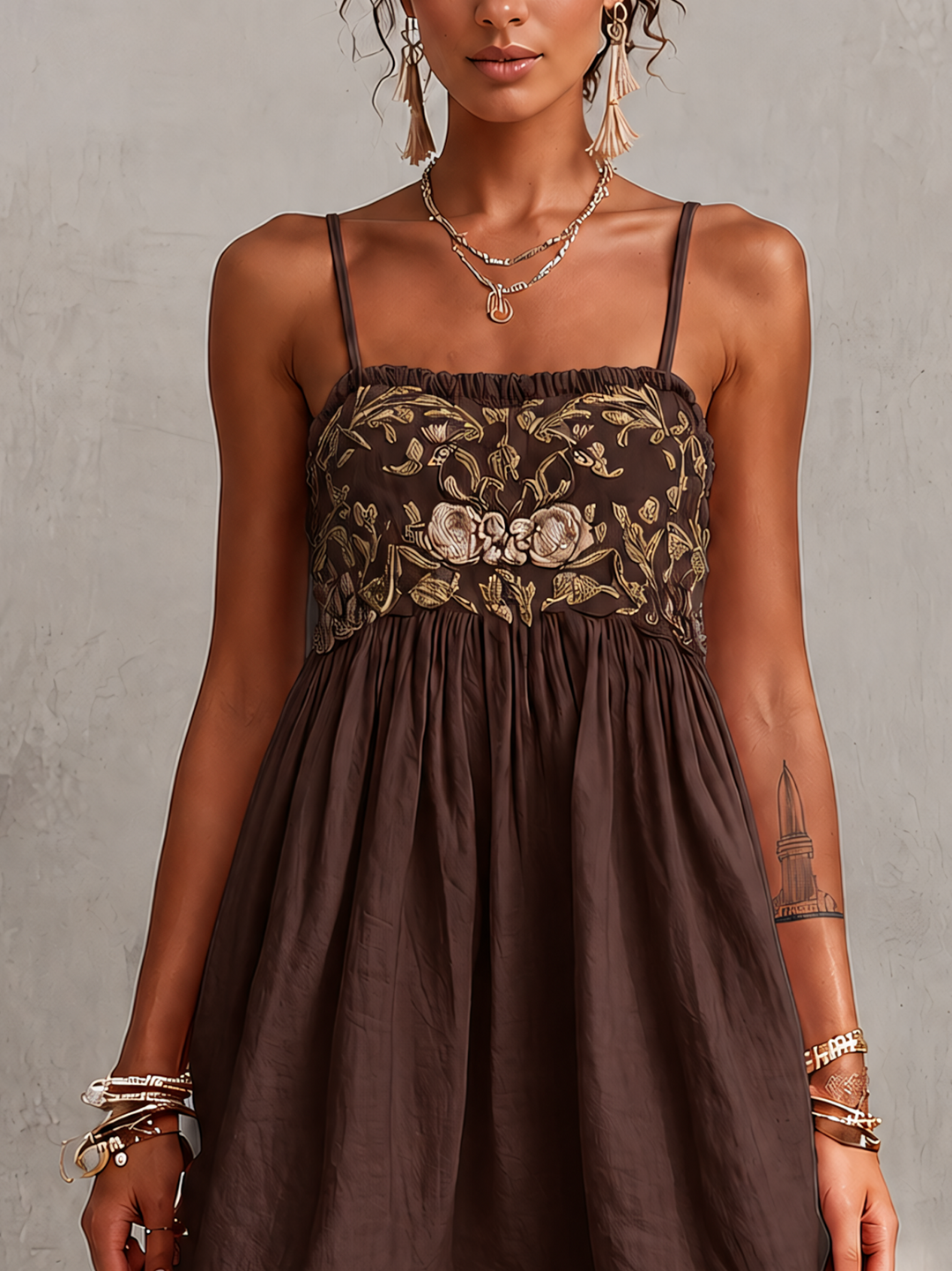 Vestito corto con spalline ricamate