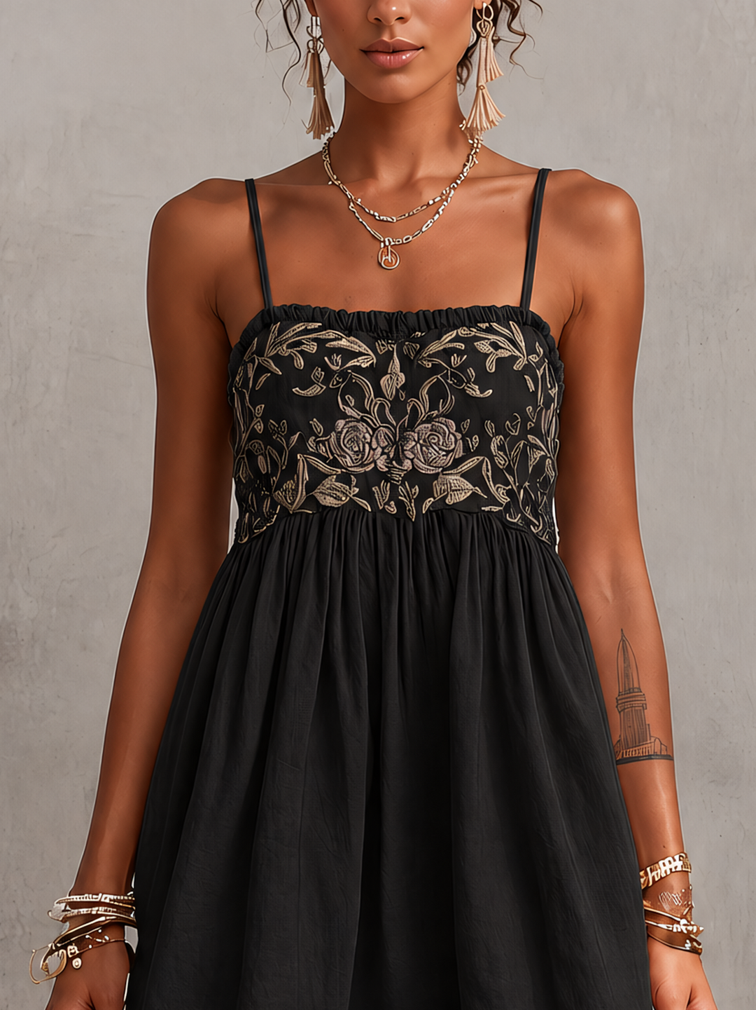 Vestito corto con spalline ricamate