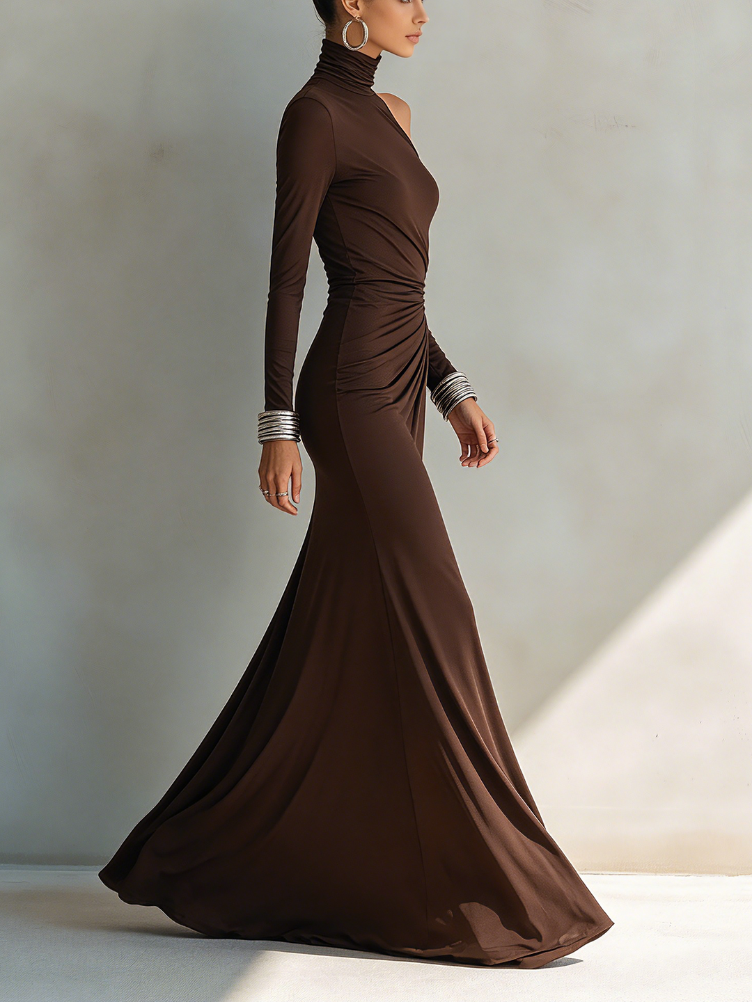 Robe longue froncée asymétrique en tissu drapé