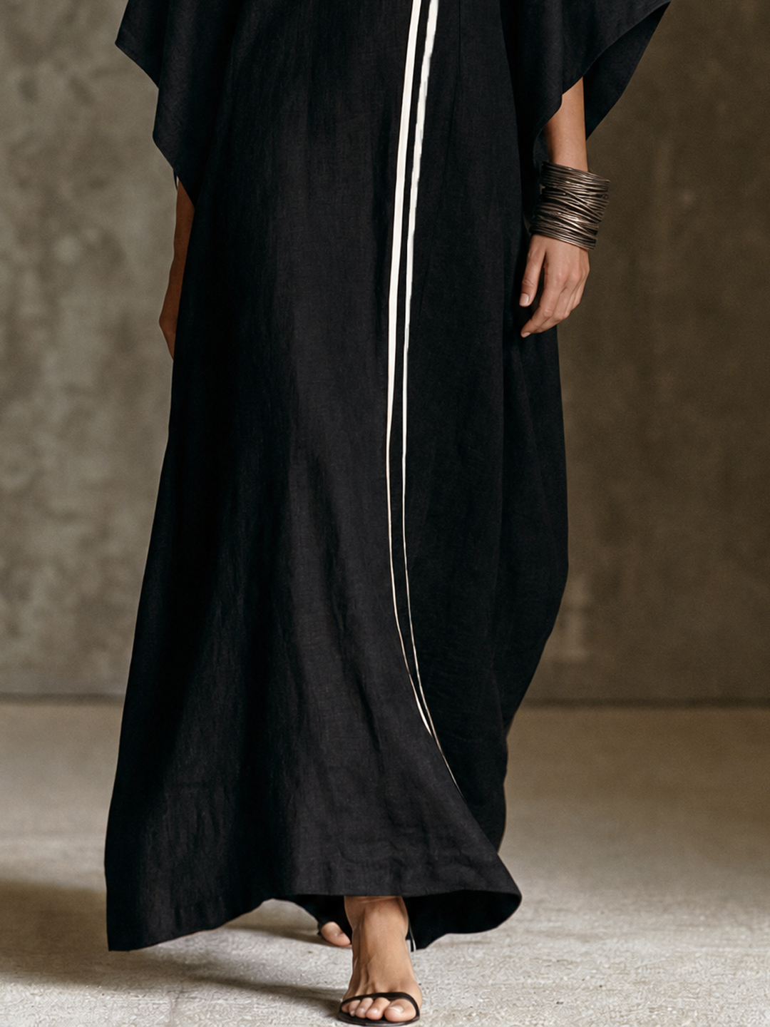 Maxikleid mit Stehkragen und Fledermausärmeln