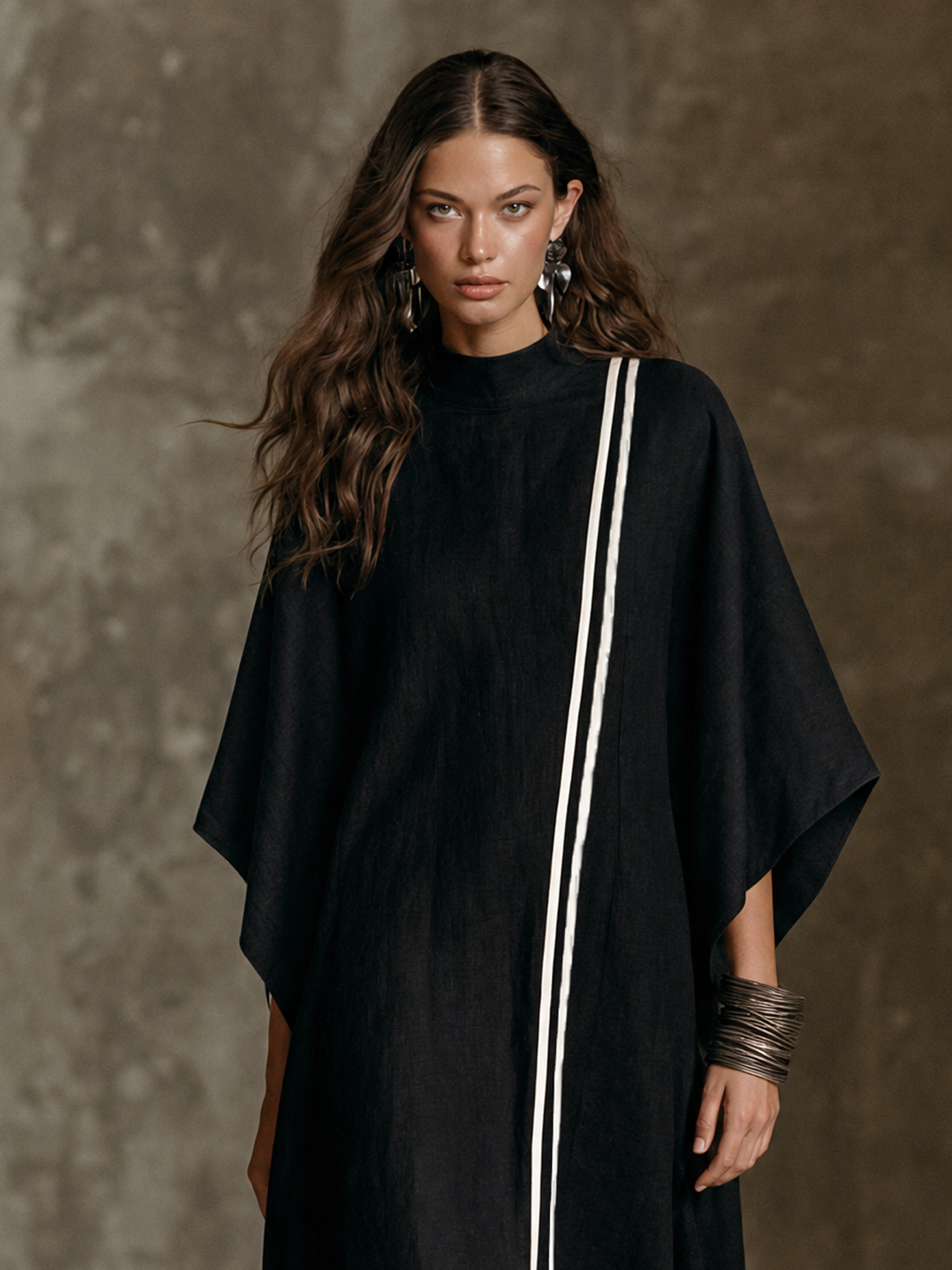 Maxikleid mit Stehkragen und Fledermausärmeln