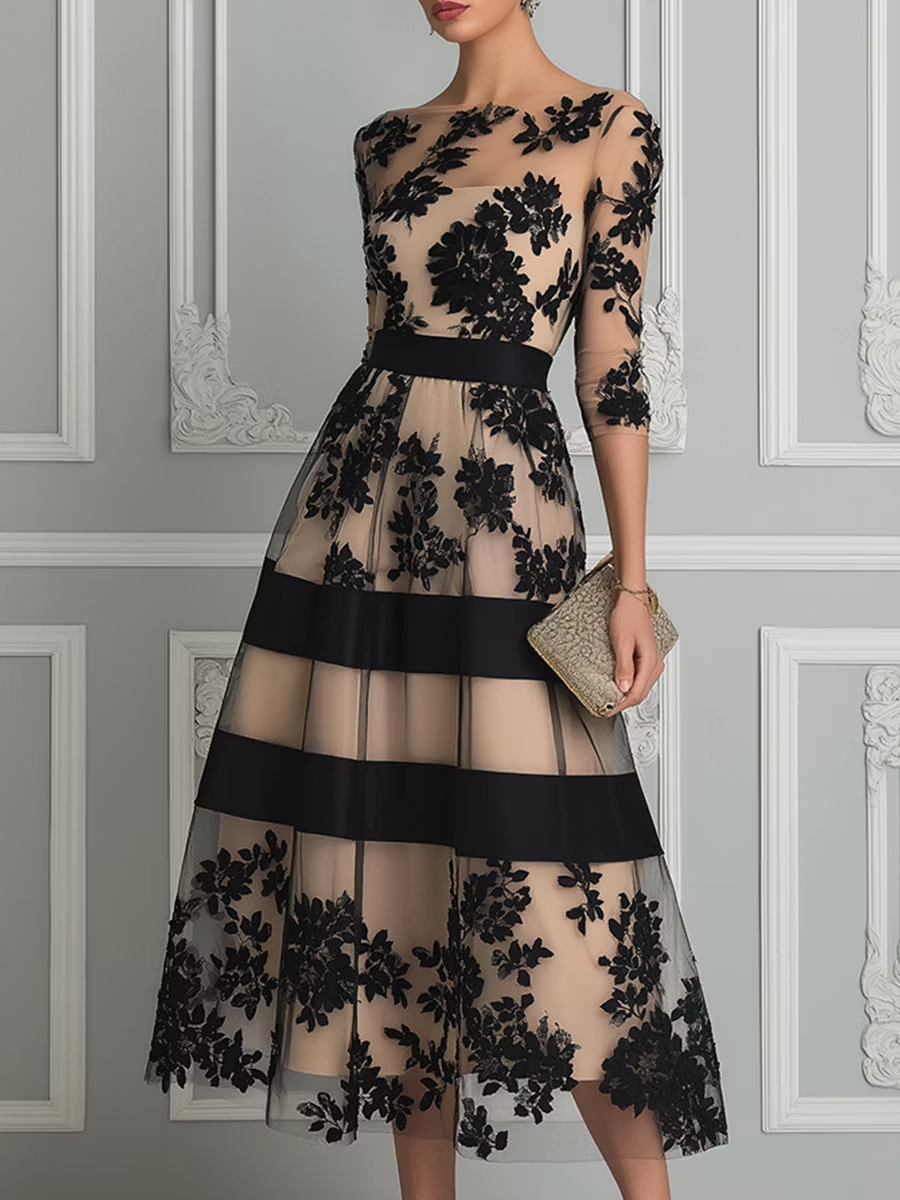 Vestido midi evasé em tecido transparente com padrão floral