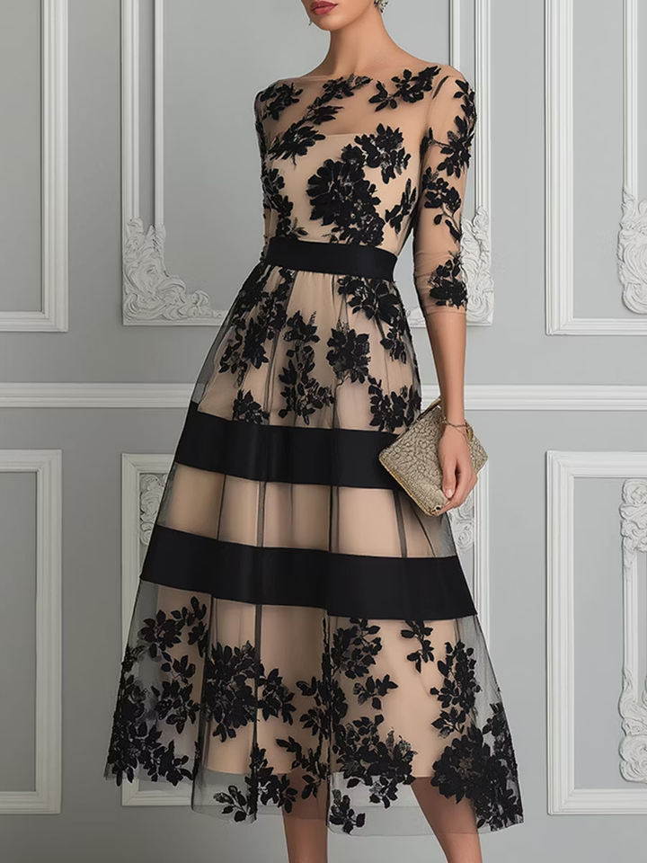 Vestido midi evasé em tecido transparente com padrão floral
