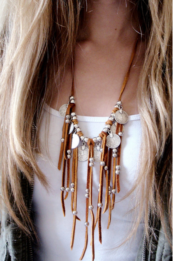 Bohémský semišový náhrdelník s mincemi, korálky a střapci