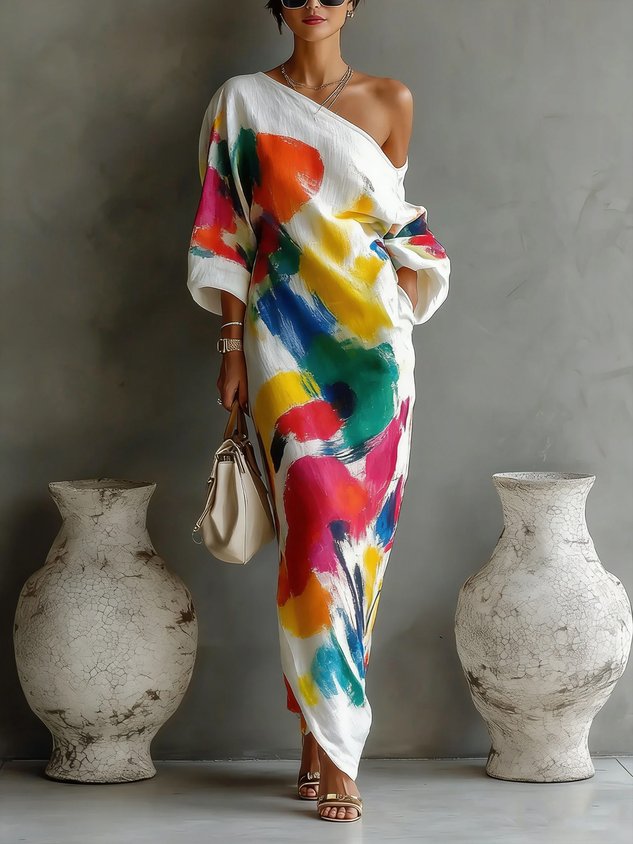 Maxiklänning med abstrakt mönster och axelbandsdetalj