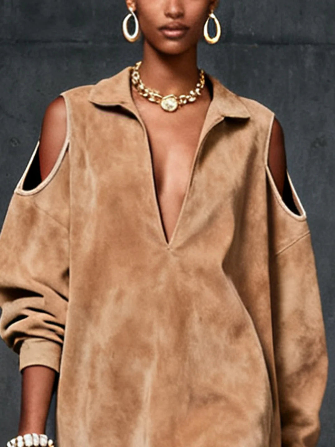 Minišaty s odhalenými rameny z umělé velurové kůže v barvě velbloudí srsti