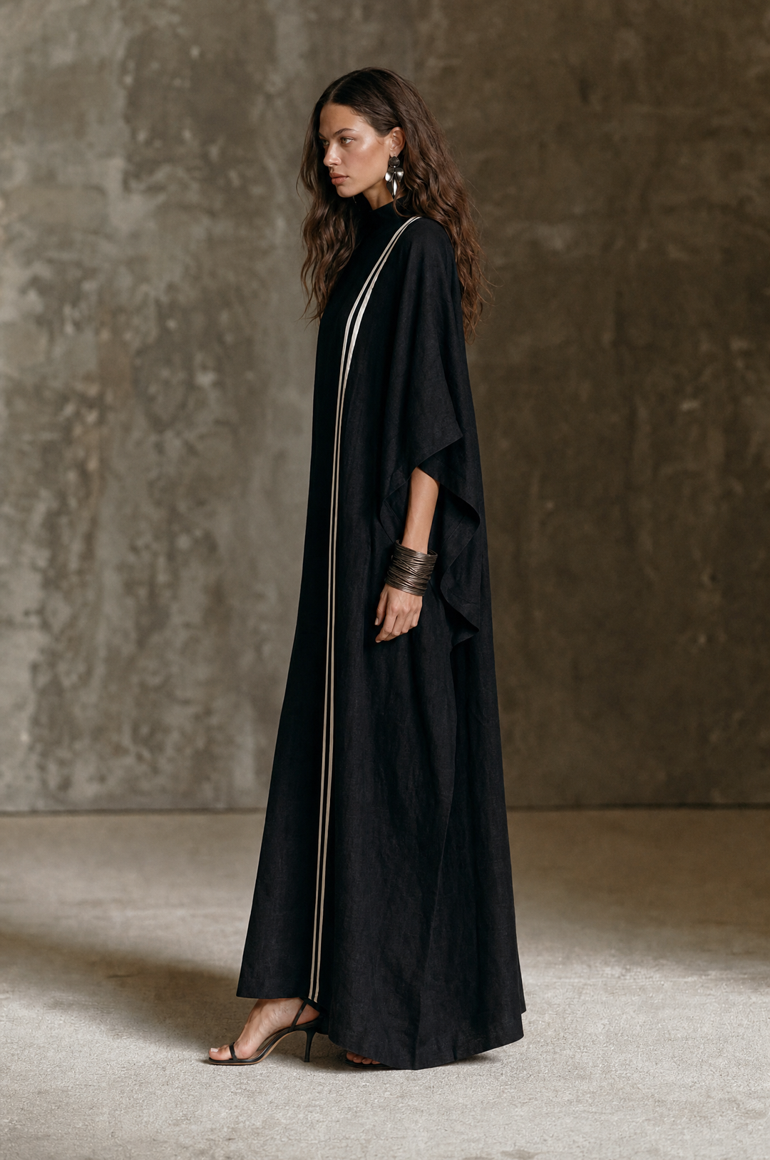 Maxikleid mit Stehkragen und Fledermausärmeln