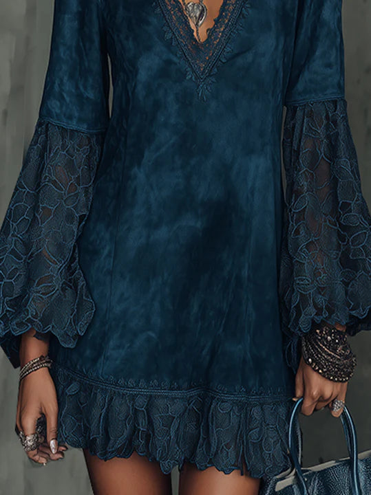 Mini-Kleid aus Kunstwildleder mit ausgestellten Ärmeln und Spitze