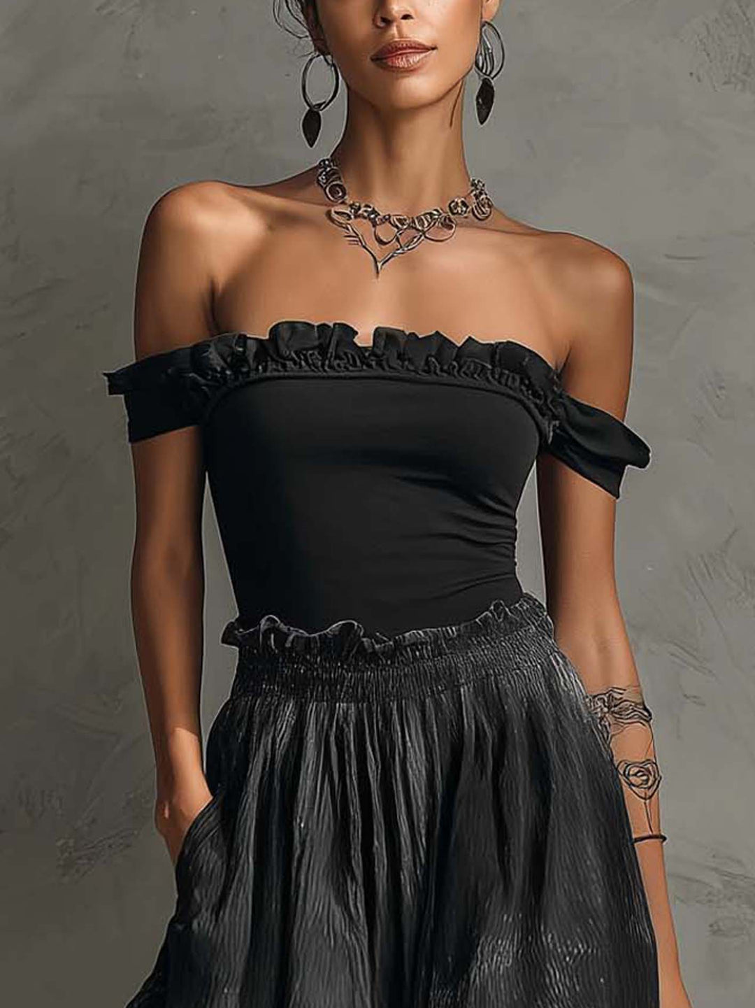 Sort off-shoulder top med flæser og gradient plisseret maxinederdel sæt