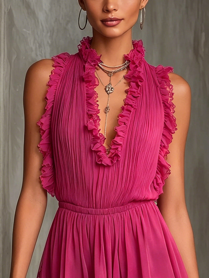 Fuchsia jumpsuit i chiffong med plisserad volangkant och spetsdetaljer
