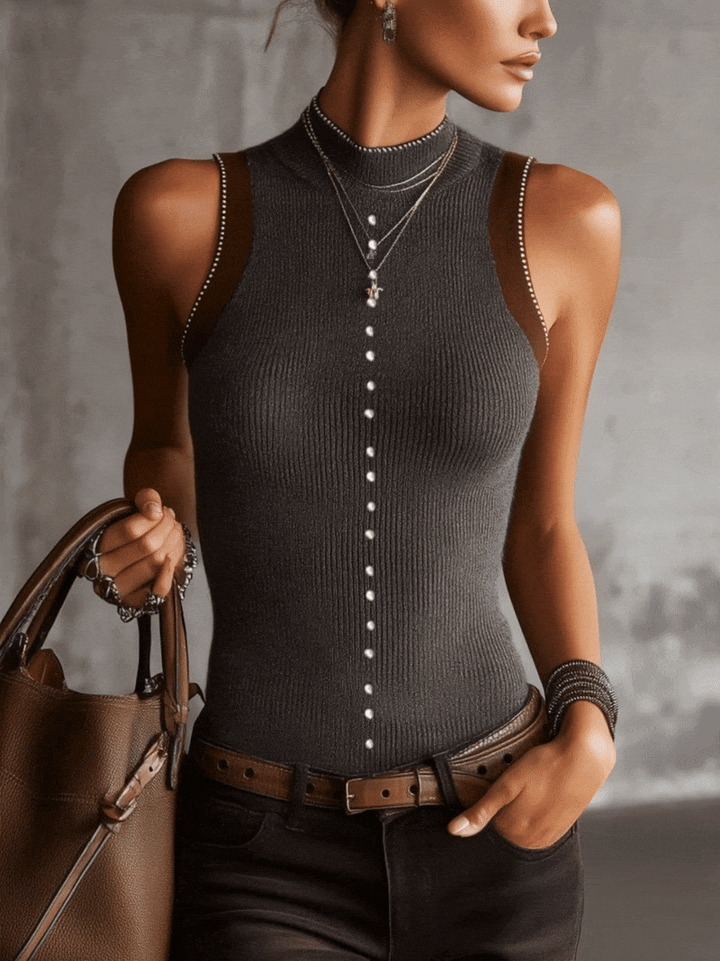 Gilet sans manches en maille côtelée grise avec détails de boutons en perle